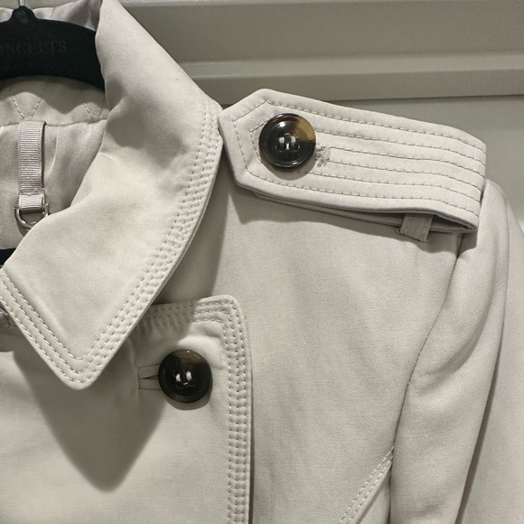 Zara double breasted trench coat. Size XS. Beige and gold hardware detailing. - Picture 5 of 15
